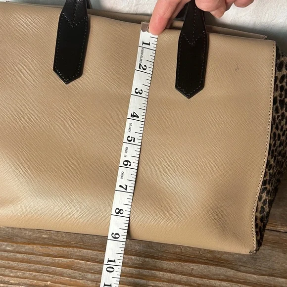 Innue—Chic Beige and Black Satchel with fur accents - Picture 10 of 13